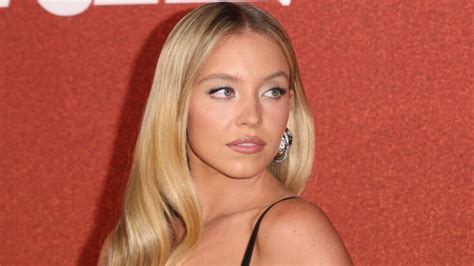 Sydney Sweeney en met plein les yeux en exhibant sa poitrine